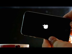 Iphone flashing apple